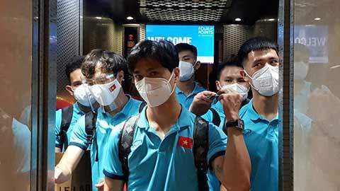 目前阿劳霍与巴萨的合同到2026年到期，违约金10亿欧元。